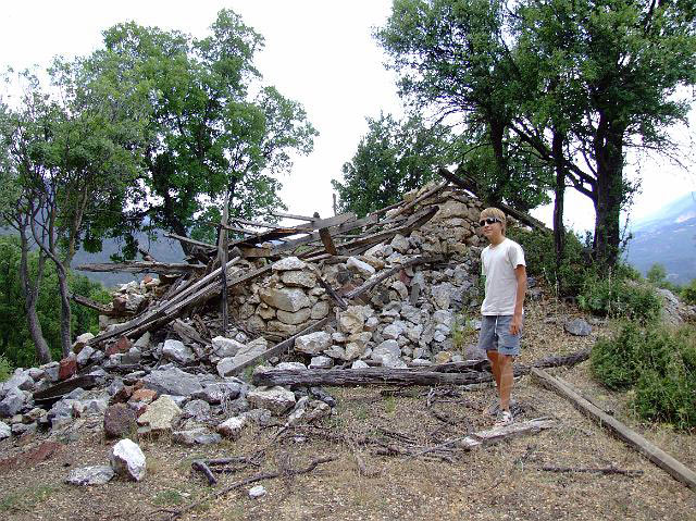 9-08-01-Bergtour-Kuzca-119.jpg - Dieser Bergbauernhof ist schon lange aufgegeben