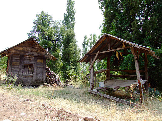 9-08-01-Bergtour-Kuzca-132.jpg - Hier nagt der Zahn der Zeit am Picknickplatz