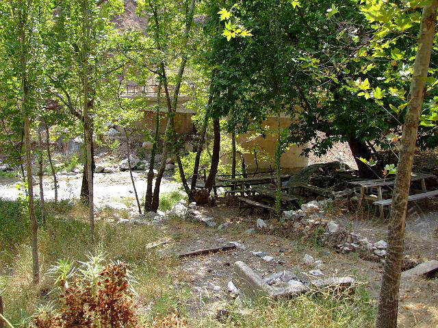9-08-01-Bergtour-Kuzca-163.jpg - ...und daneben ein verlassener Picknickplatz am Fluss