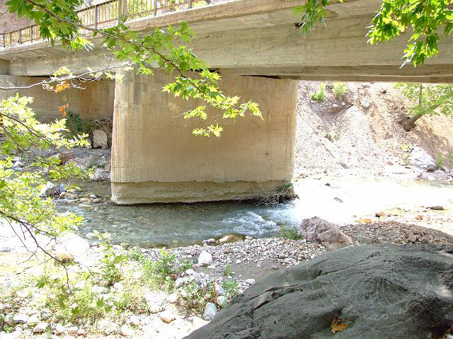9-08-01-Bergtour-Kuzca-167.jpg - Steter Tropfen höhlt den Stein - hier nagen die Fluten im Frühjahr am Betonpfeiler der Brücke