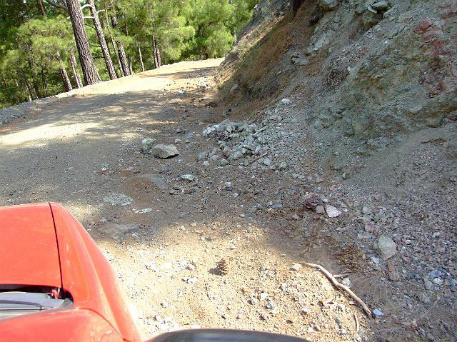 9-08-01-Bergtour-Kuzca-228.jpg - Hin und wieder Spuren von Steinschlag am Wegesrand