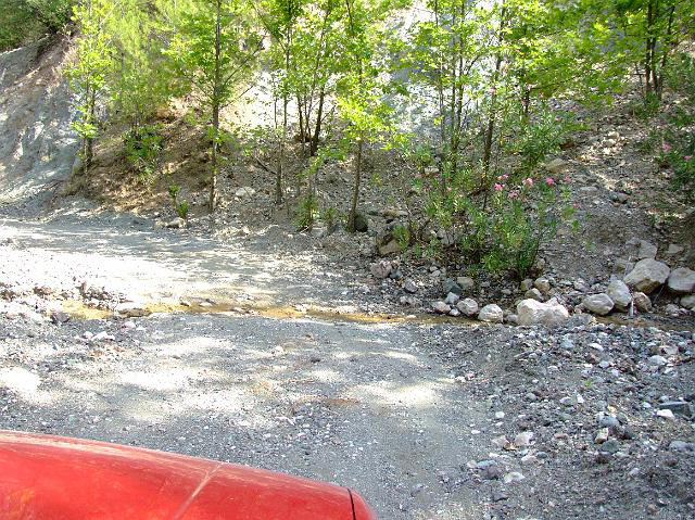 9-08-01-Bergtour-Kuzca-236.jpg - Dann galt es einen kleinen Bach zu durchqueren, der sich schon recht tief in die Straße gegraben hatte