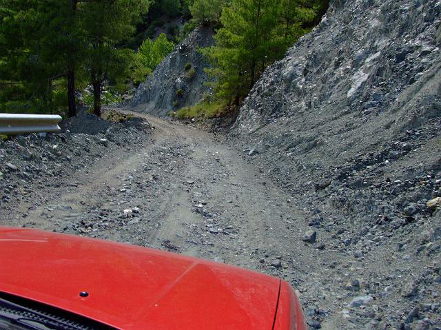 9-08-01-Bergtour-Kuzca-250.jpg - Einige Reifenspuren zeigten uns, dass andere Fahrzeuge hier auch durchgekommen sind