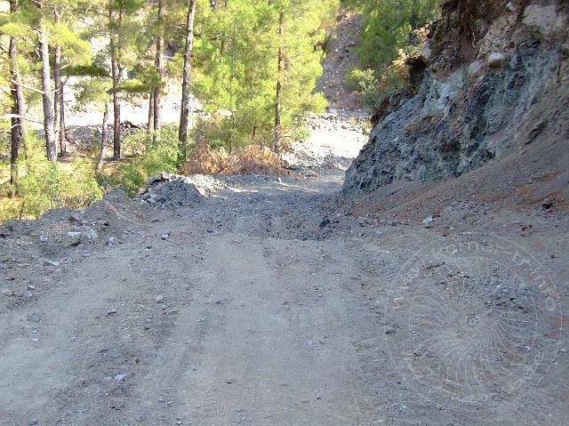 9-08-01-Bergtour-Kuzca-264.jpg - Aber an dieser Stelle war ich kurz davor umzukehren - 30% Gefälle und ein frischer Bergrutsch, der nur mal so zur Seite geschoben war