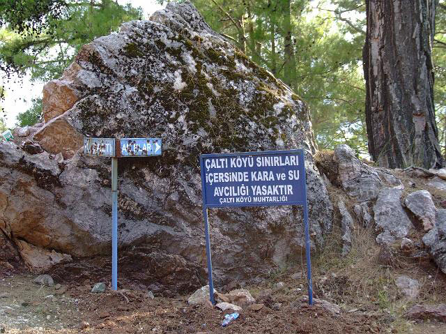 9-08-01-Bergtour-Kuzca-313.jpg - Die Wegweiser sind kaum noch zu lesen, aber im Bereich des Dorfes Calti ist das Jagen auf dem Land und im Wasser verboten!