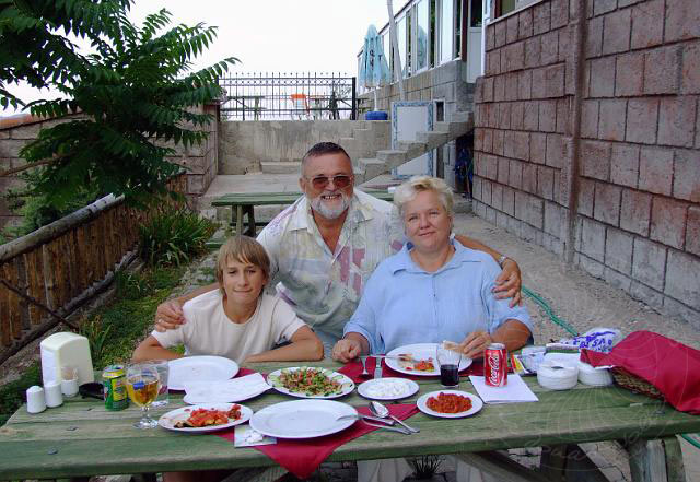 9-08-01-Bergtour-Kuzca-394.jpg - und hier sind wir mal drei auf dem Bild - gegessen wird auf der nicht überdachten Terrasse (da darf man noch rauchen)