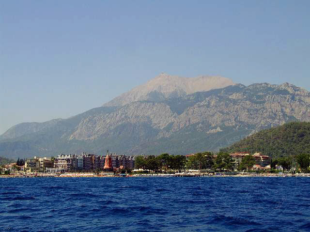 9-07-25-Kemer-Bootstour-045.jpg - Kemer Hotels (die Windmühle gehört zum Orange County Hotel) und im Hintergrund der 2365 m hohe Tahtali