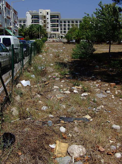 9-08-16-1-Kemer-12.jpg - Lange Zeit wurde das eingezäunte Gelände von Idyros als Müllkippe genutzt