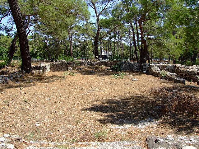 9-08-16-1-Kemer-21.jpg - Im Innenraum der antiken Basilika sind noch Reste des Mosaikbodens erhalten (vorne rechts)