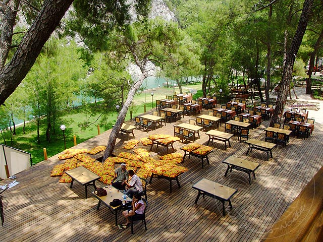 9-07-05-1-Kuzdere-Disko-06-s.jpg - Vom Restaurant schaute man auf eine riesige Holzterrasse, wo am Vortag der Eröffnung noch letzte Hand angelegt wurde