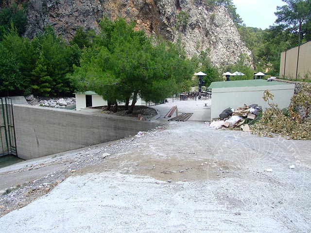 9-07-05-1-Kuzdere-Disko-12-s.jpg - Blick auf die seitlich gelegenden Toilettenhäuschen (und wo geht deren Abwasser hin?)