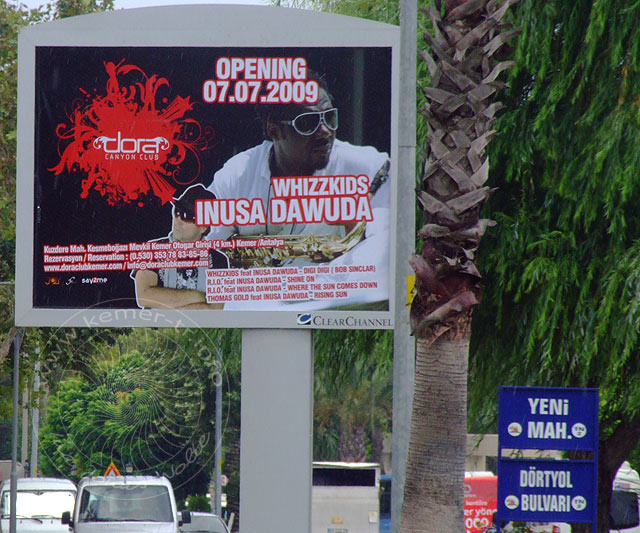 9-07-05-2-Kemer-43-s.jpg - Wir waren dann im Sommer doch sehr erstaunt, als in Kemer auf großen Plakaten die Eröffnung einer Disko in "unserer" Schlucht angekündigt wurde.