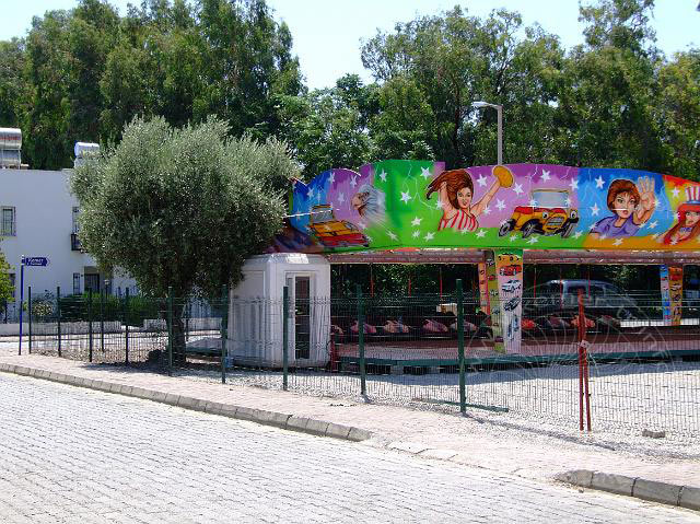 9-08-16-1-Kemer-01.jpg - Als Attraktion für Kinder gedacht - ein kleiner Rummelplatz im Zentrum von Kemer