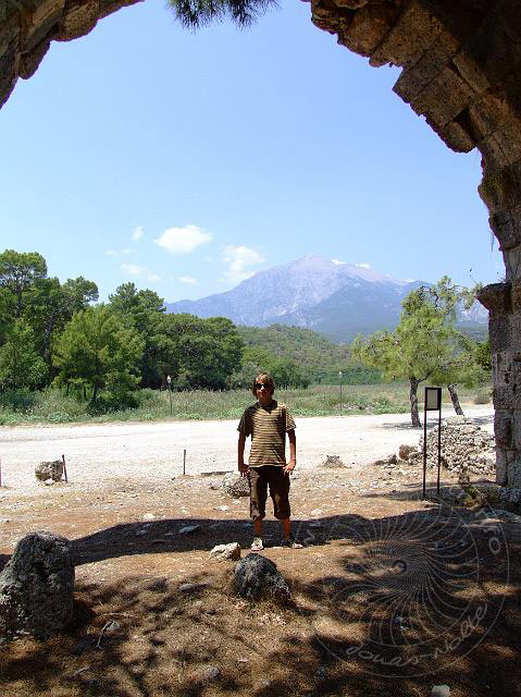 9-07-22-Phaselis-06.jpg - Die Ruinen von Phaselis können auch für Kinder interessant sein - außerdem gibt es hier immer wieder schöne Fotomotive: Unter einem Bogen des Aquäduktes mit dem Tahtali im Hintergrund