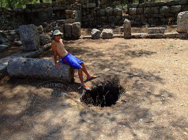 9-07-28-Phaselis-12.jpg - Das Zisternenloch (kleinere Kinder gut festhalten!)