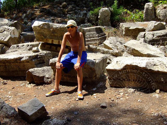 9-07-28-Phaselis-21.jpg - Vor den Resten des Hadrian-Tores