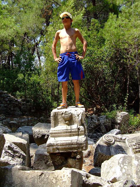 9-07-28-Phaselis-26.jpg - Auf den Resten des Hadrian-Tores