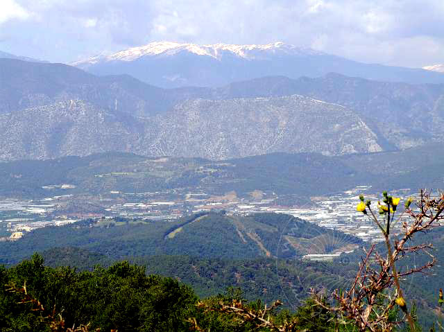 9-04-23-Rodiapolis-005.jpg - Auf den ersten Hügeln jenseits von Kumluca liegt das antike Rhodiapolis - im Hintergrund die schneebedeckten Berge des westlichen Taurus (April 2009)