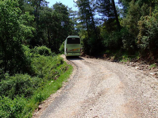 9-04-23-Rodiapolis-053.jpg - Die Straße nach Rhodiapolis wurde befestigt, ist aber für solche großen Busse ...