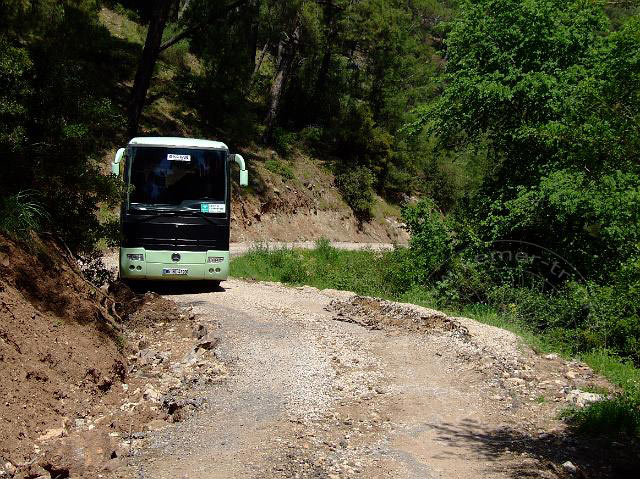 9-04-23-Rodiapolis-057.jpg - ... doch nicht tragfähig genug! Dieser Reisebus musste die Fahrgäste 2 km vor dem Ziel absetzen und langsam bis zu einer Wendemöglichkeit zurücksetzen.