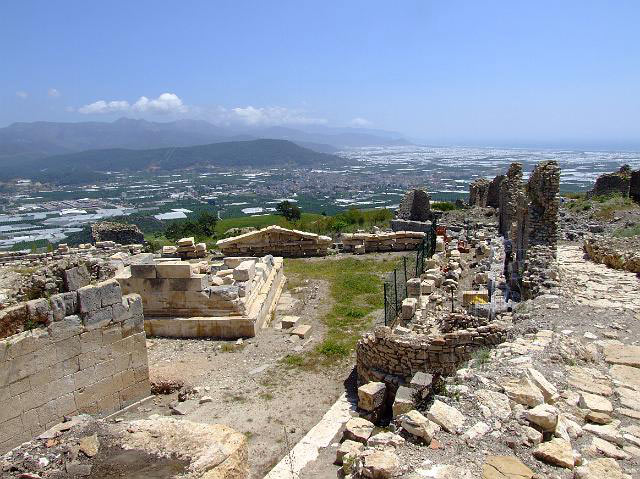 9-04-23-Rodiapolis-129.jpg - Das Opramoas Mausoleum - im Hintergrund Kumluca und das Meer