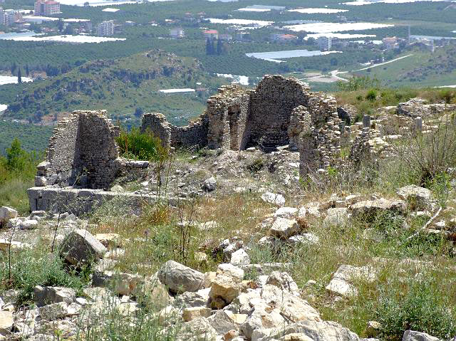 9-04-23-Rodiapolis-144.jpg - Ruinen von Rhodiiapolis, auf dem Hügel im Hintergrund liegen die Ruinen von Korydalla