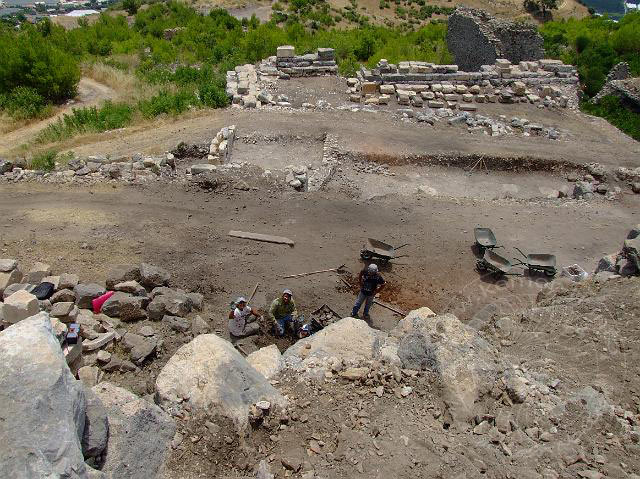 9-06-24-Rodiapolis-23.jpg - Ausgrabungsarbeiten neben dem Theater von Rhodiiapolis