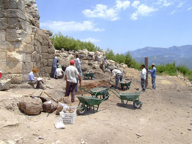 9-06-24-Rodiapolis-36.jpg - Ausgrabungsarbeiten neben dem Theater von Rhodiiapolis