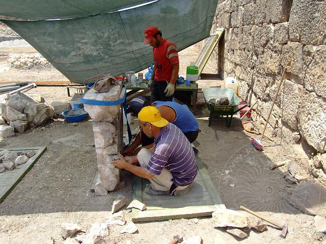 9-06-24-Rodiapolis-40.jpg - ... hier wird ein Stück Mauer rekonstruiert