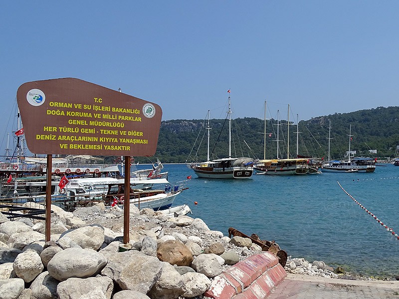 15-07-09-Kemer-08-s.jpg - Das Ministerium für Wald und Wasser Wirtschaft Abteilung Naturschutz und National Park Hauptverwaltung gibt bekannt, das es hier (in der Moonlight Bucht in Kemer) alle Arten von Schiffen - Booten und sonstigen Wasserfahrzeugen verboten ist, sich der Küste zu nähern und zu warten. Ja, ja....