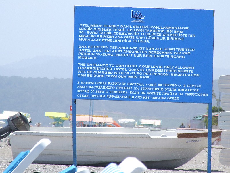 8-05-23-Kiris-07.jpg - Eigentlich gehört der unmittelbare Uferstreifen in der Türkei dem Staat und sollte frei zugänglich sein (laut Gesetz), doch manche Hotels glauben sich darüber hinwegsetzen zu können!