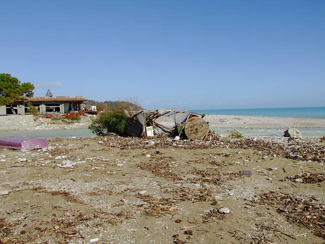 10-02-01-Tekirova-051-s.jpg - Die "Strandbar mit Schiff" hat den Stürmen nicht standhalten können