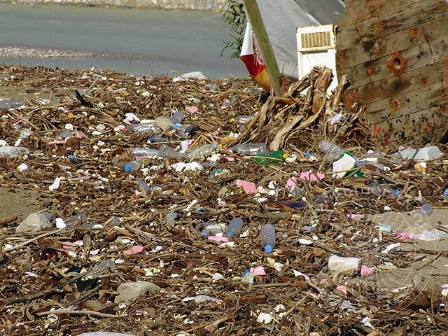 10-02-01-Tekirova-121-s.jpg - Eine Sammlung von "Strandgut", aber eigentlich eher Strand-schlecht