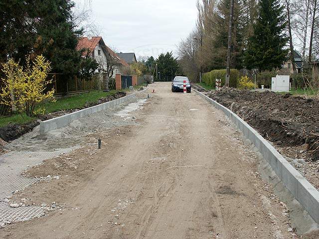 4-04-04-Zeesen-13-s.jpg - Straßenbau in Deutschland, zuerst wurde ein Bankett erstellt