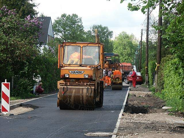 4-05-07-Zeesen-08-s.jpg - Die Schikane im linken Teil soll später die Raser bremsen