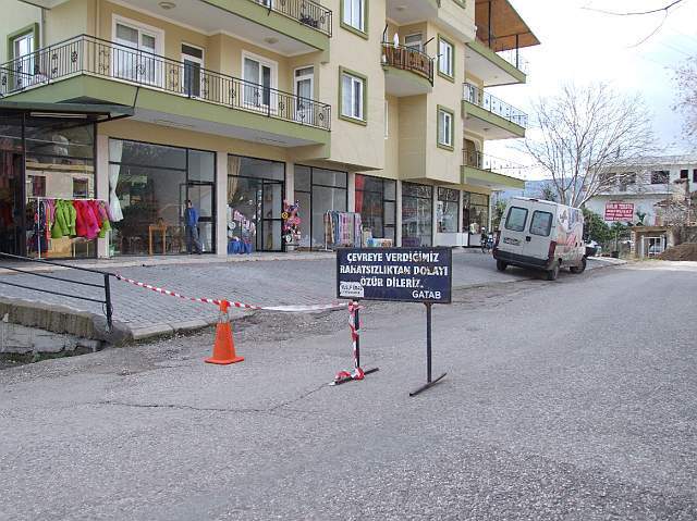 9-02-02-Kuzdere-01-s.JPG - Hier wird die Hauptverkehrsader von Kuzdere gesperrt