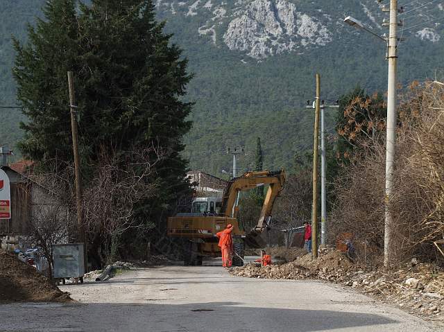 9-02-02-Kuzdere-03-s.JPG - Die Straße wird aufgerissen