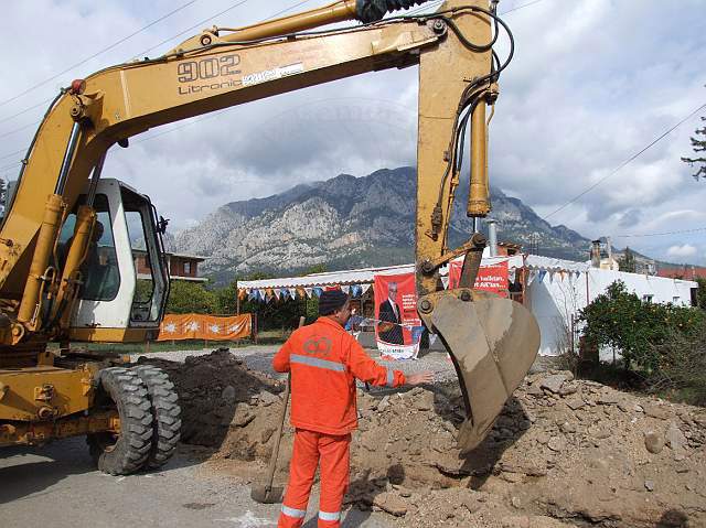 9-02-02-Kuzdere-08-s.JPG - ...und ein neues Trinkwasserrohr verlegt