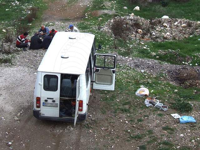 9-02-07-Kuzdere-04-s.JPG - Am 7. Februar machten Straßenbauarbeiter ein Picknick vor unserer Tür