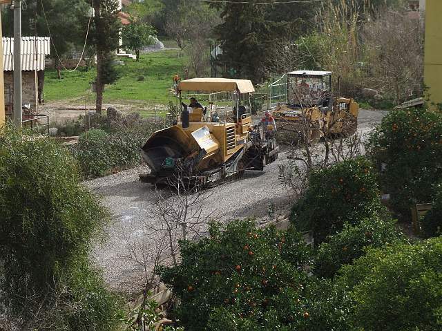 9-02-12-Kuzdere-Strasse-006-s.JPG - Am 12. Februar rückten dann die Straßenbaumaschinen an