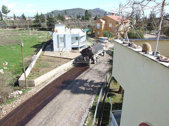 9-02-12-Kuzdere-Strasse-069-s.JPG - und sprühte schwarze Soße auf die nasse Fahrbahn