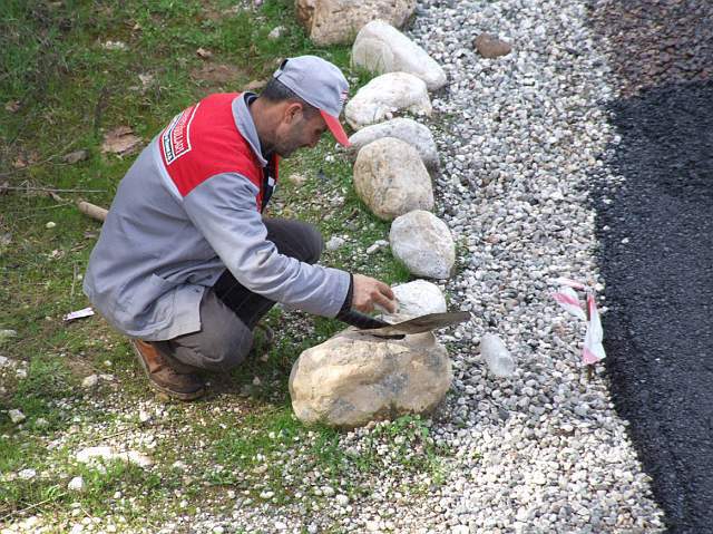 9-02-12-Kuzdere-Strasse-097-s.JPG - Eine Schippe wird repariert