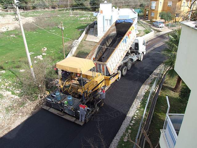 9-02-12-Kuzdere-Strasse-130-s.JPG - Unter unserem Stromkabel ist man extra vorsichtig durchgefahren