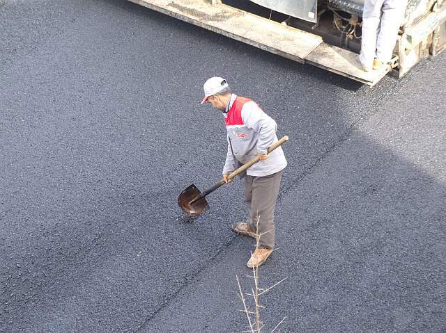 9-02-12-Kuzdere-Strasse-135-s.JPG - Kleine Fehler werden per Hand ausgebessert