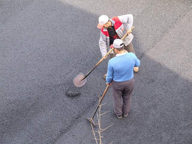 9-02-12-Kuzdere-Strasse-138-s.JPG - Noch eine Schippe Asfalt oben drauf