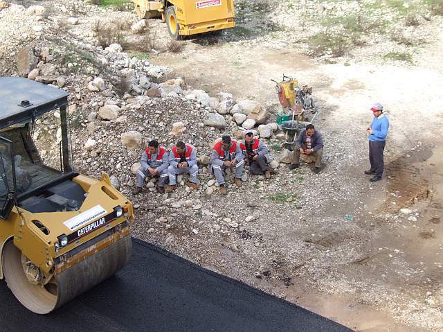 9-02-12-Kuzdere-Strasse-146-s.JPG - Die Arbeiter beobachten die Fahrt der Walze