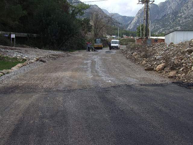 9-02-12-Kuzdere-Strasse-170-s.JPG - Hier endet vorläufig die neue Straße