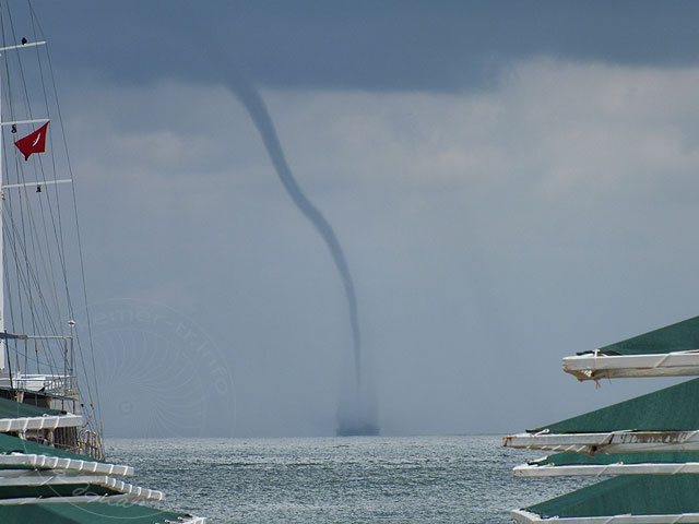 13-05-13-Kemer-Tornado-04-s.jpg - erstmal konnten wir live einen Tornado sehen
