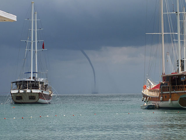 13-05-13-Kemer-Tornado-07-s.jpg - Minutenlang stand er fast unbeweglich