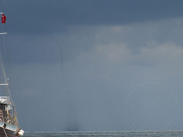 13-05-13-Kemer-Tornado-13-s.jpg - bis er schließlich in sich zusammen fiel